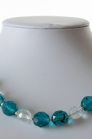 Collar de cristal checo bi-color y plata.