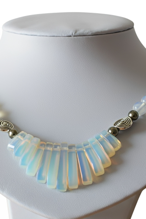 Collar de piedra luna-opalina y pirita gold.