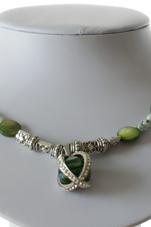 Collar de piedra madreperla verde en forma de círculo aplanado y ágata árbol con dije de cristal murano.