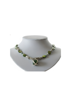 Collar de piedra madreperla verde en forma de círculo aplanado y ágata árbol con dije de cristal murano.